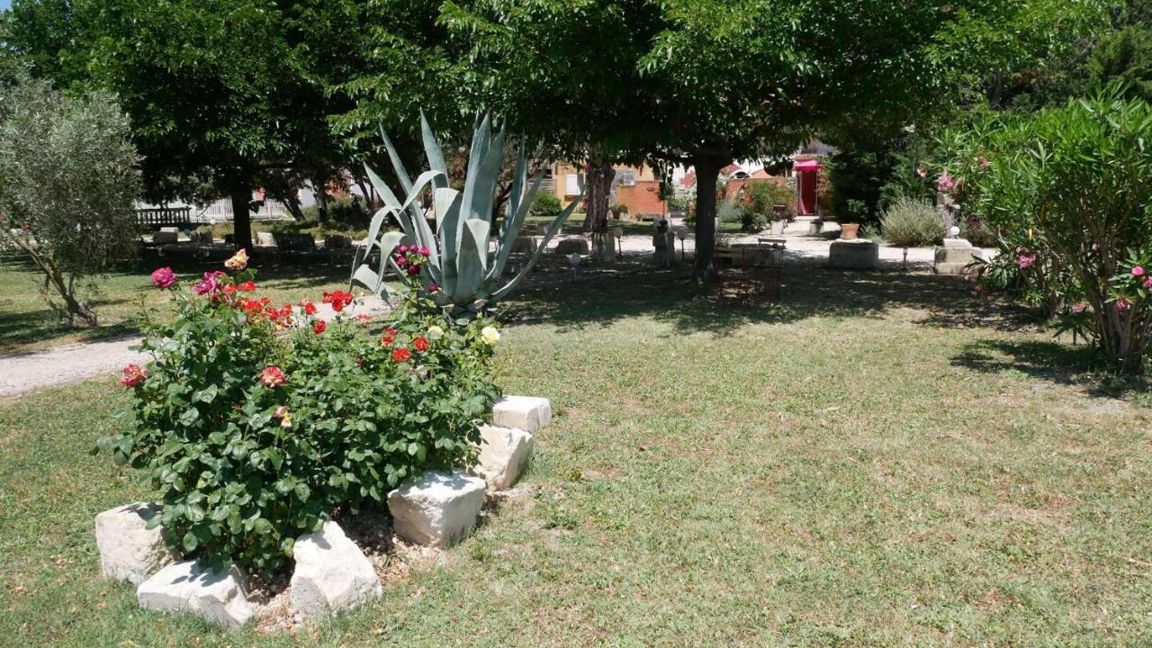 Mas Maurane - Le Bougainvillier Aux Portes D'Arles Apartment Tarascon Exterior foto